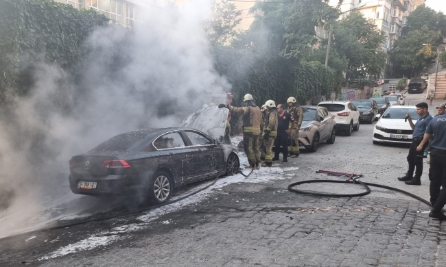 Park halindeki otomobil alev aldı
