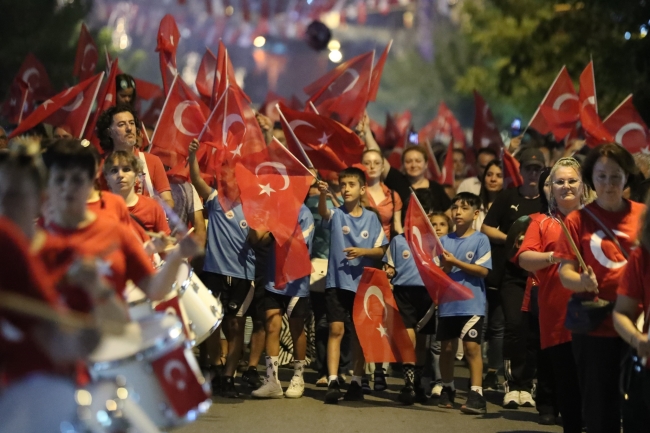 Pinhani Gemlik'te binlerce kişiyi coşturdu