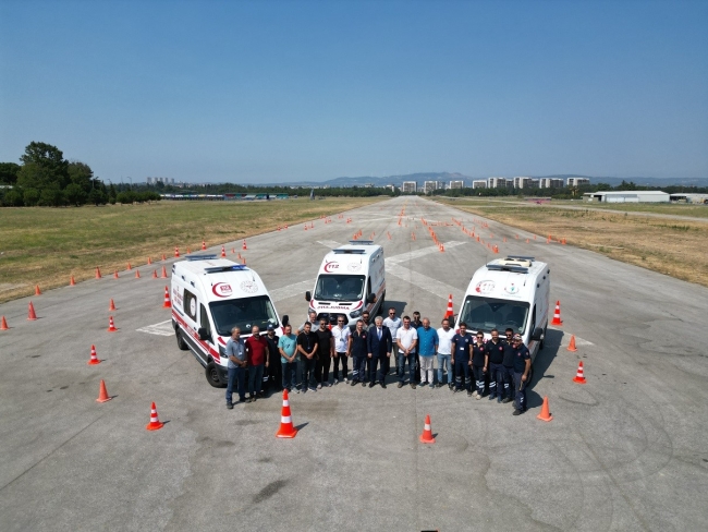 Ambulans sürücülerine güvenli sürüş eğitimi