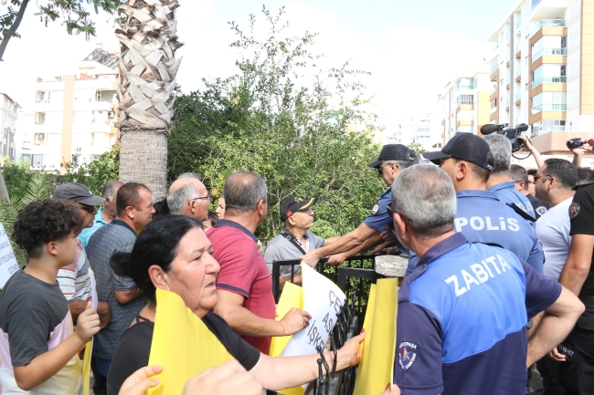 Tapusuz site gerginliği! Ev sahiplerinden eylem