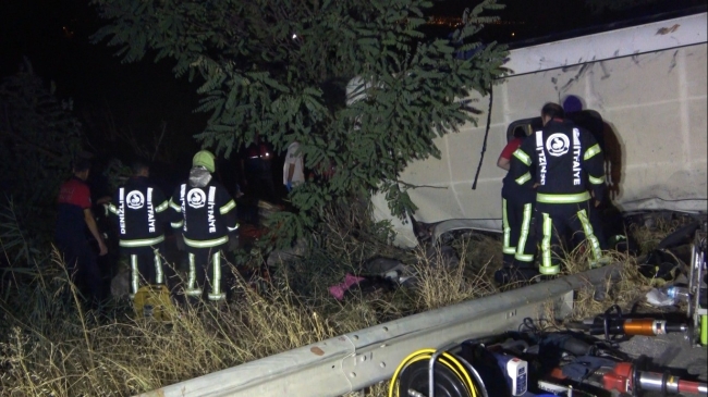 Denizli'de kum yüklü kamyon otobüse çarptı