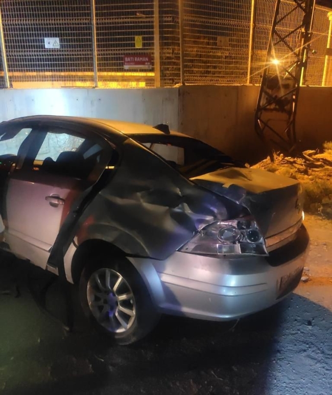 Korkunç kazada otomobil elektrik direğine çarptı!