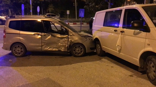 Ticari araç ile motosiklet çarpıştı: 2 yaralı