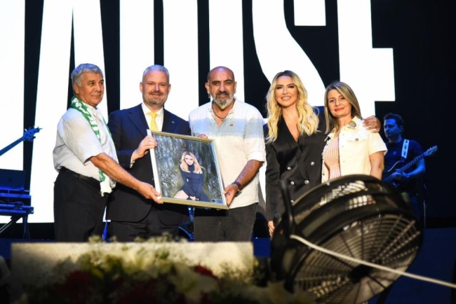 Hadise'den muhteşem konser