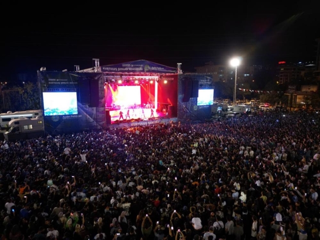 Hadise'den muhteşem konser