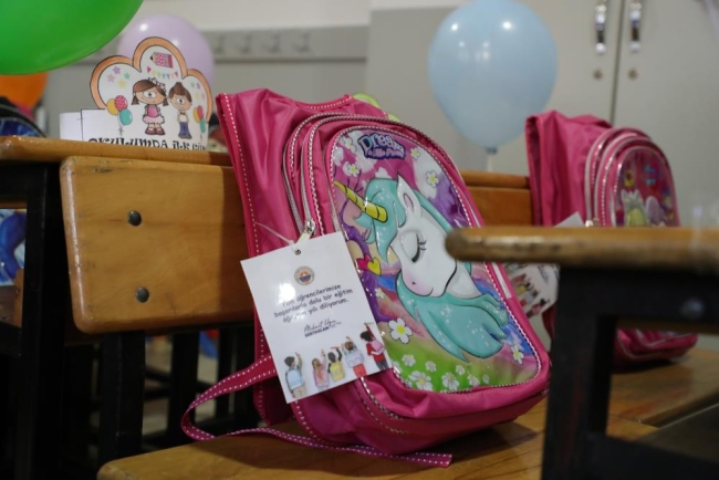 Başkan Uğur'dan miniklere hediye