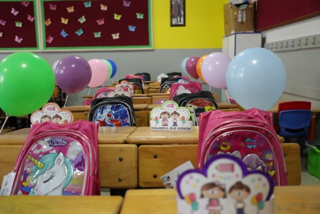 Başkan Uğur'dan miniklere hediye
