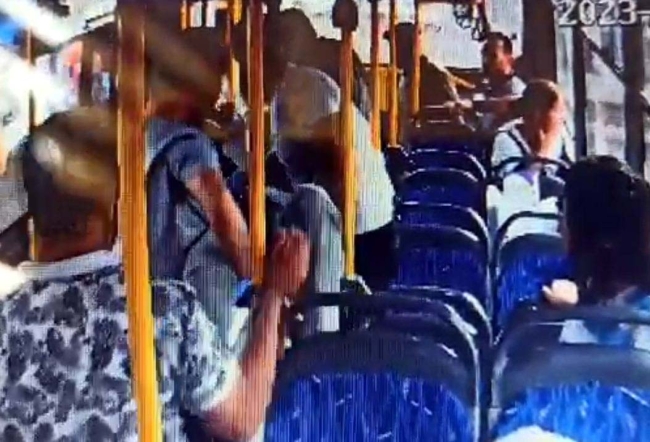 Kalp krizi geçiren yolcu için şoför saniyelerle yarıştı