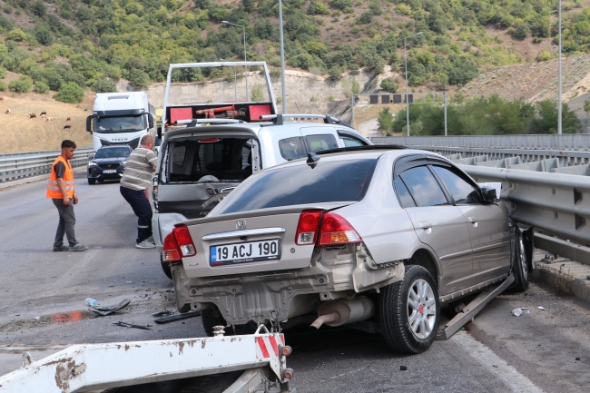 Trafiğin tek şeritten verildiği viyadükte kaza: 5 yaralı