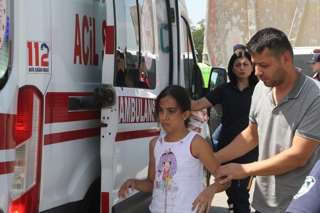 Hafif ticari araç hafriyat kamyonuna çarptı: 4’ü çocuk 7 yaralı
