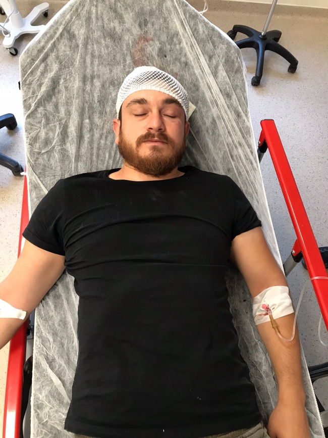 Trafikte tartıştığı gazetecinin başına çekiçle vurdu