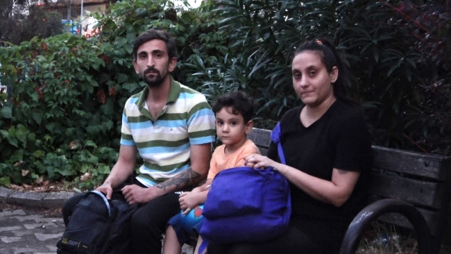 Evden atılan çocuklu aile 2,5 aydır hastane bahçesinde kalıyor