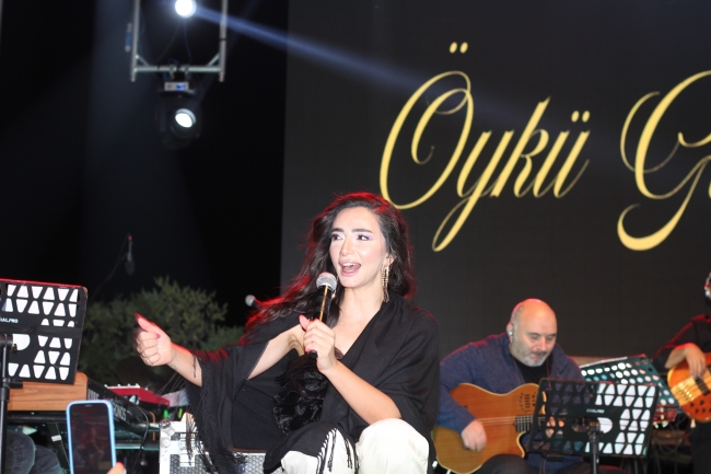 Bilecik’te Mustafa Ceceli ve Öykü Gürman rüzgarı esti
