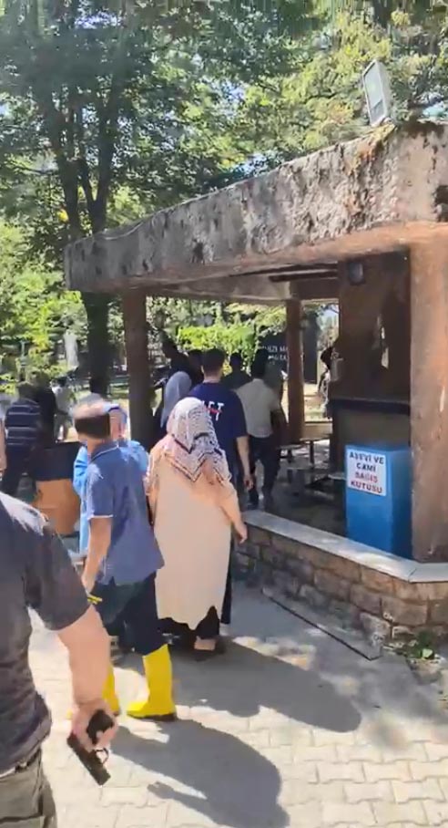 Türbede gerginlik yumruklu kavgaya dönüştü