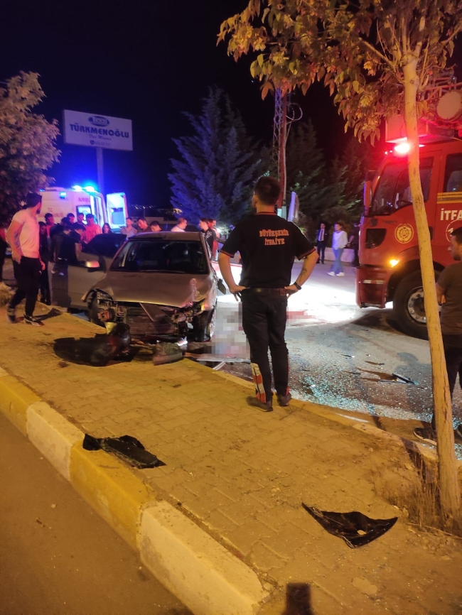 Otomobille kamyonet çarpıştı: 3 yaralı