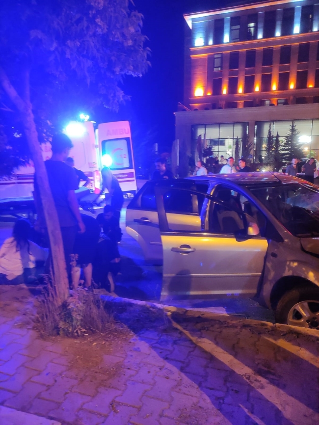 Otomobille kamyonet çarpıştı: 3 yaralı