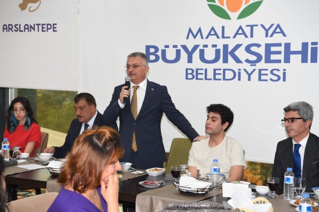 Gürkan, başarılı öğrenciler ile bir araya geldi