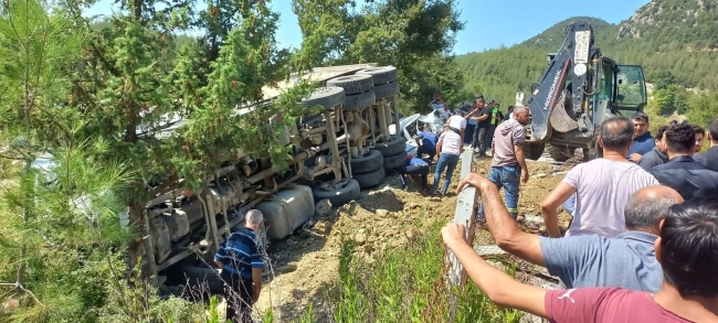 Kalabalığın arasına daldı! 5 ölü, 25 yaralı