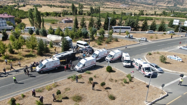 Elazığ'da tur minibüsü otobüse çarptı: 18 yaralı