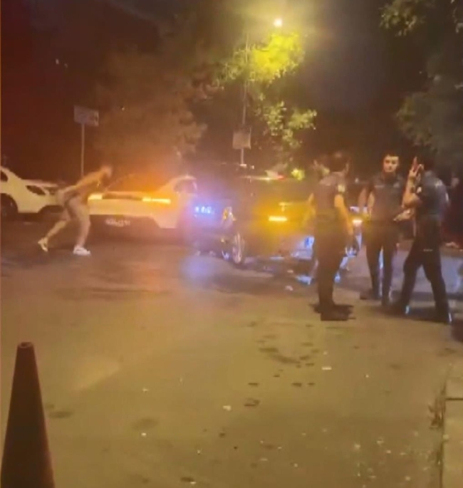 Kaza sonrası otomobili dakikalarca tekmeledi!