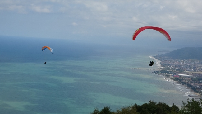 Ordu semaları yamaç paraşütleri ile renklendi