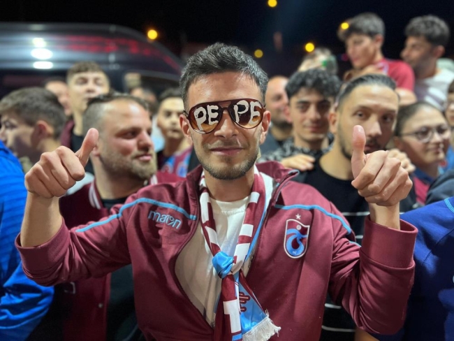 Trabzonspor taraftarı, Nicolas Pepe'yi coşkuyla karşıladı