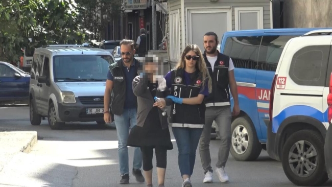 Bursa'da karnı burnunda uyuşturucu satıcısı adliyeye böyle geldi