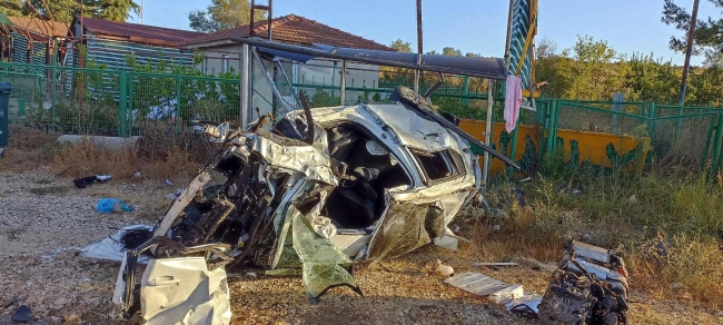 Önce takla attı sonra otobüs durağına çarptı!