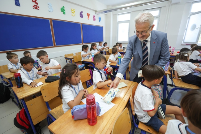 Başkan Erdem'den miniklere ilk gün sürprizi