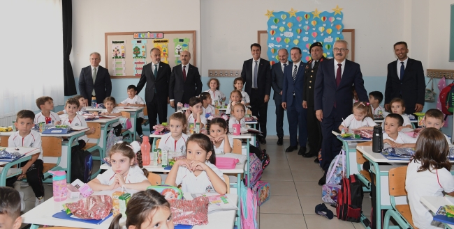 Başkan Dündar, öğrencileri ilk gün yalnız bırakmadı