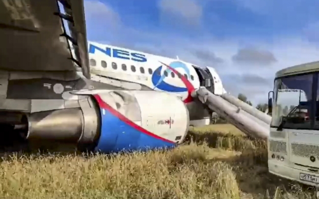 Rusya uçağı tarlaya acil iniş yaptı
