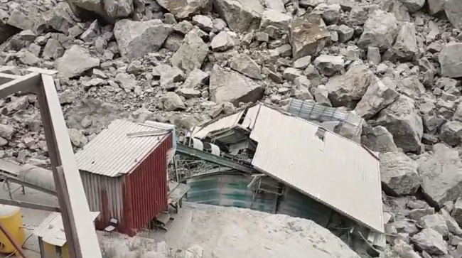 Taş ocağında heyelan paniği