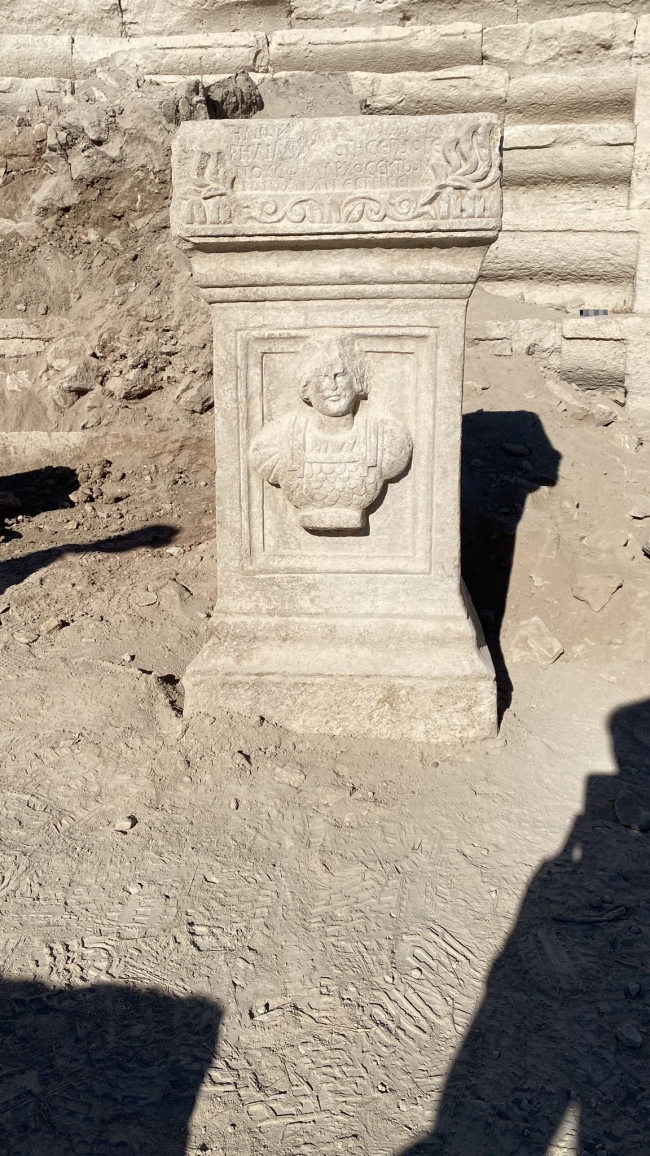 Konya'daki antik kentte 1800 yıllık sunak bulundu