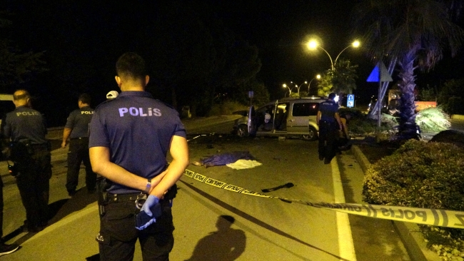 Palmiye ağacına çarpan araçta 2 kişi öldü