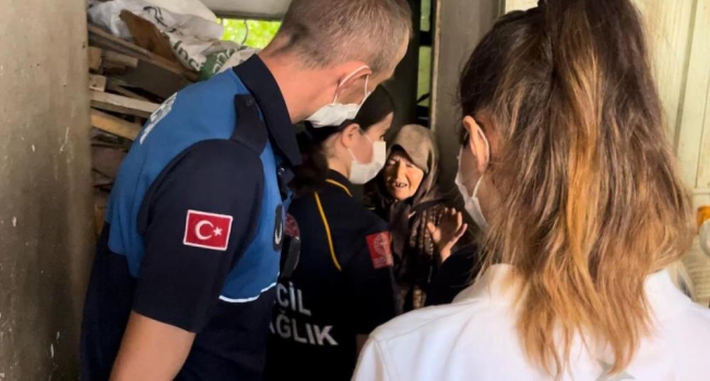 Bursa'da bir kadın evini temizleyenlere beddua yağdırdı