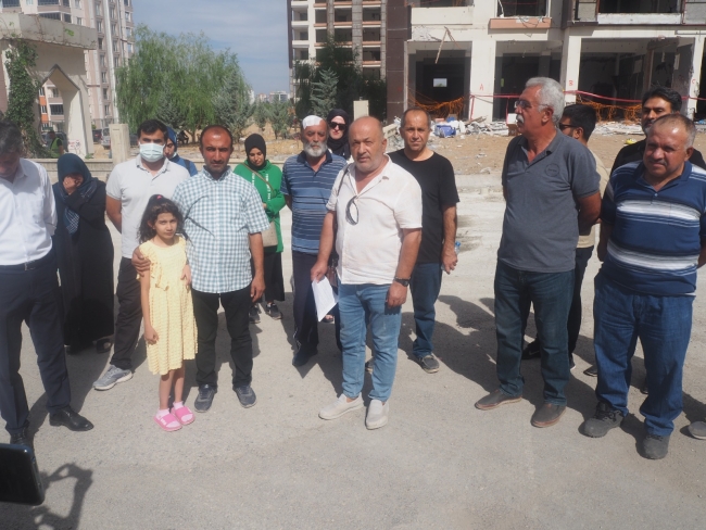 Ağır hasarlı binalar yerle bir oldu