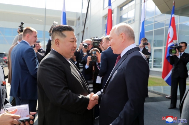 Putin, Kuzey Kore lideri Kim ile bir araya geldi
