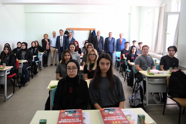 Başkan Dündar'dan yardımcı kitap desteği