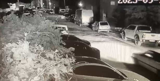 Çatıya çıkıp atladılar!