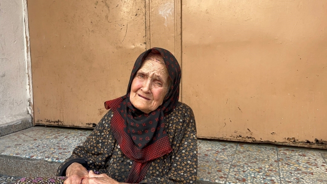 Yardım edeceğiz bahanesiyle 100 bin liralık altını çaldılar