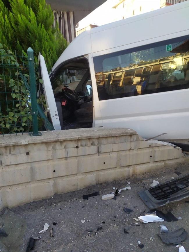 Okul servisi apartman bahçesine uçtu: 14 yaralı