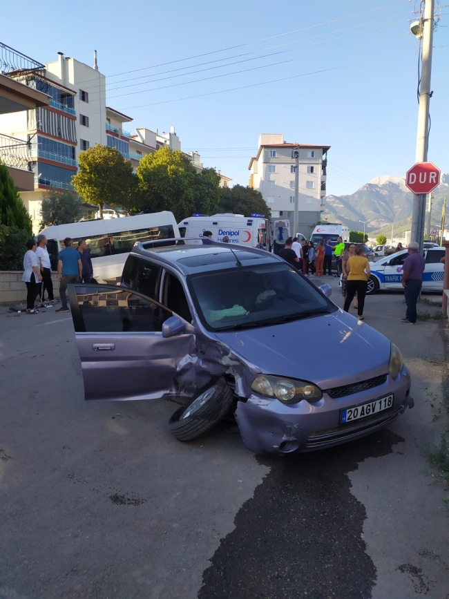 Okul servisi apartman bahçesine uçtu: 14 yaralı