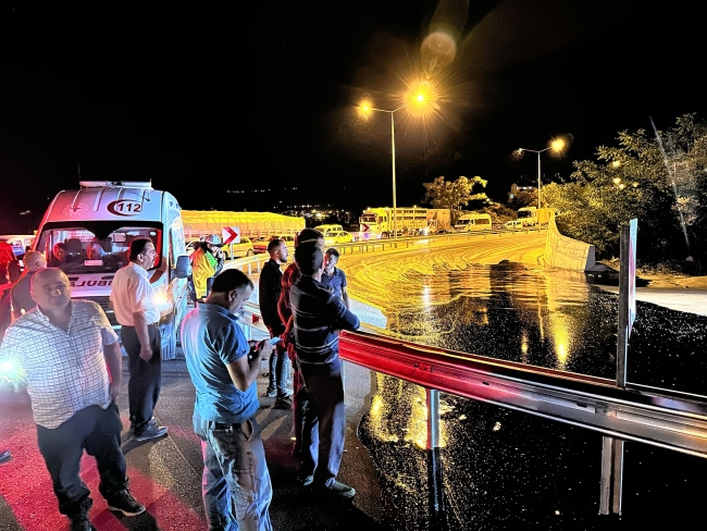 Zift dolu tanker devrildi, yol ulaşıma kapandı