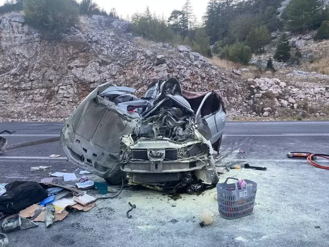 Yolcu otobüsü ile otomobil çarpıştı: 1 ölü, 5 yaralı