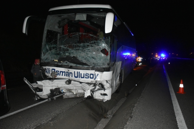 Yolcu otobüsü ile otomobil çarpıştı: 1 ölü, 5 yaralı