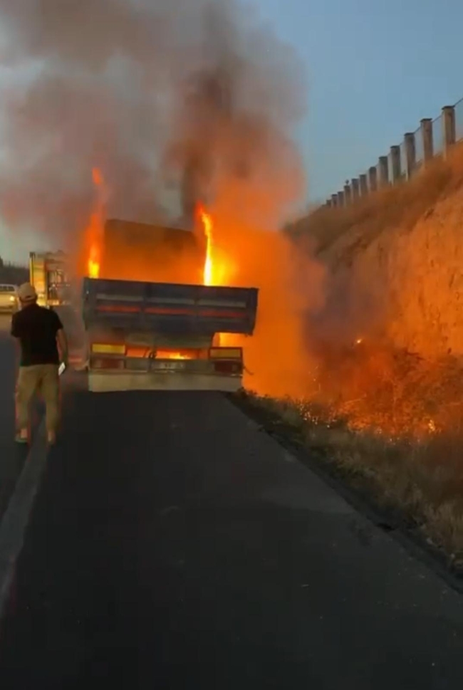 Seyir halindeki TIR alev alev yandı