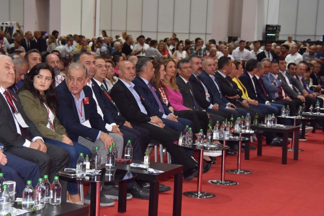 Adaylığını duyuran Özgür Özel'den flaş mesajlar!