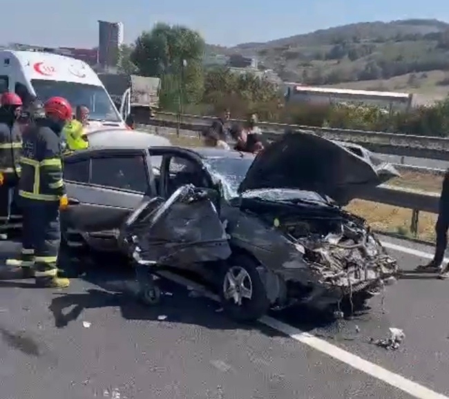 Karşı şeride geçen otomobilde 1'i çocuk 4 kişi yaralandı