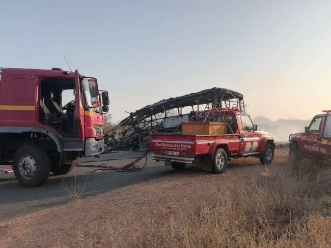 Güney Afrika’da madencileri taşıyan otobüs kamyonla çarpıştı: 20 ölü