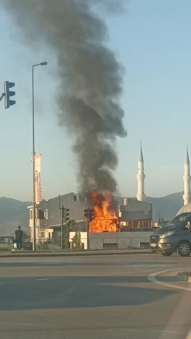 Evin çatısında çıkan yangın korkuttu